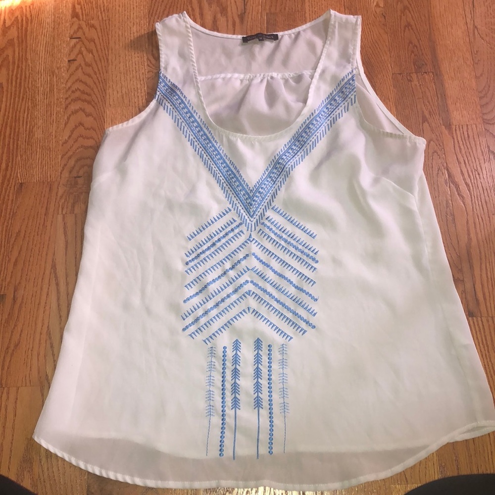Violet & Claire white/blue embroidered tank sz M